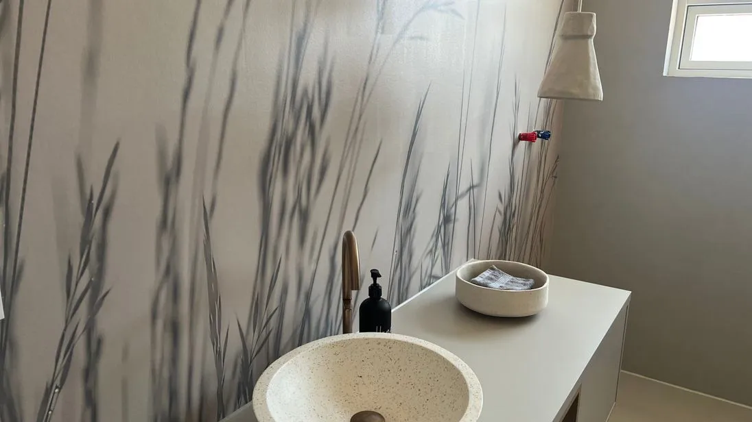 Das besondere Element in diesem Badezimmer sind die handgetöpferten Lampen.